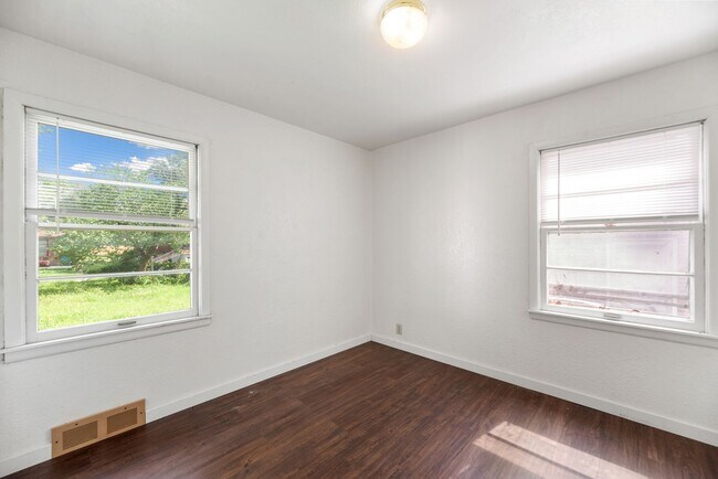Building Photo - Charming 3 Bed 1 Bath In Quiet Neighborhood