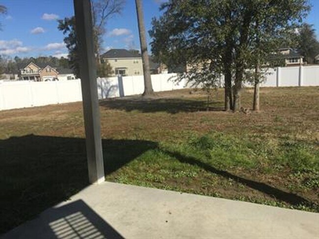 Building Photo - 607 Red Oak Ln