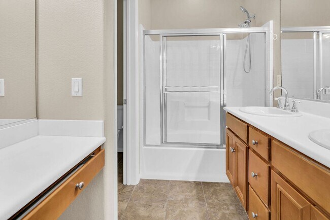 Building Photo - Beautiful townhome in Mission Valley!  Ava...