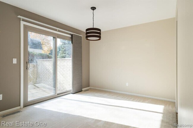 Building Photo - 1237 Oakwood Ct
