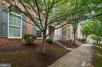 Building Photo - 2593 Eastbourne Dr