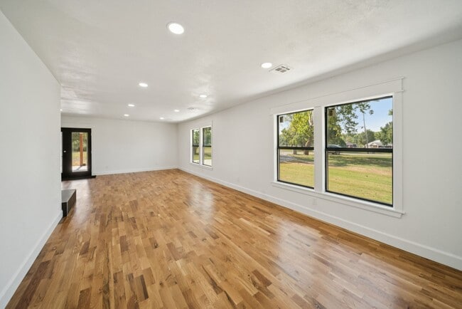 Building Photo - REIMAGINED/LIKE NEW...