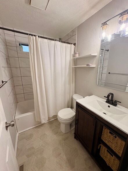 Building Photo - 2225 Willona Dr