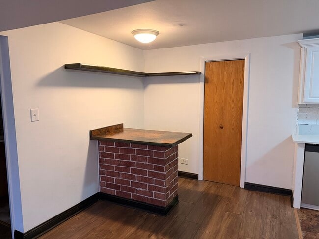 Building Photo - 5850 W 87th St