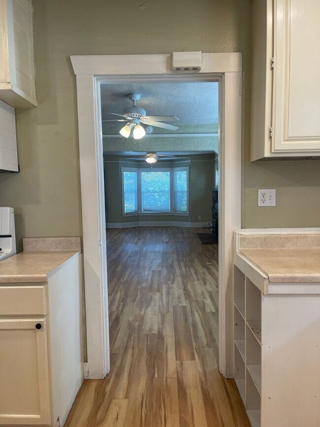 Building Photo - CHARMING 2 BED 1 BATH VICTORIAN HOME