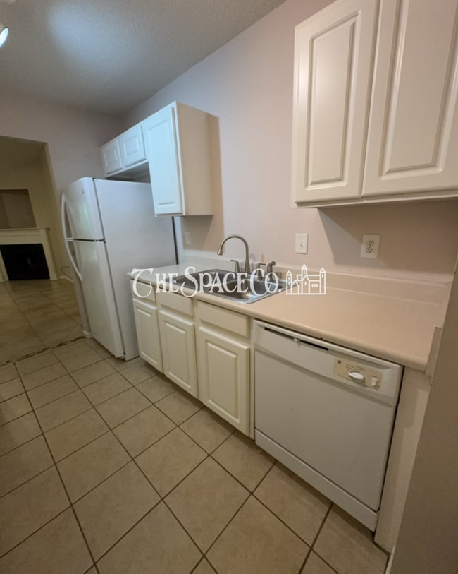 Building Photo - "Charming 2-Bedroom Retreat with 2 Full Baths on Vermont Road!"