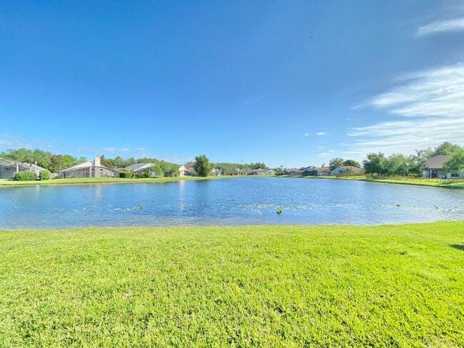 Building Photo - Beautiful Home with Water View in Waterford Lakes!