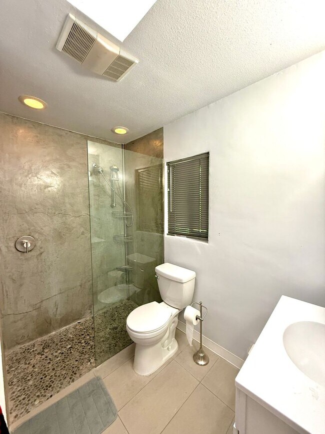 Building Photo - RIMCREST - Rare opportunity 2BR/2BA - Long Term - Furnished / Unfurnished