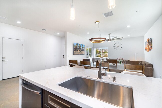 Building Photo - 15553 Ave Manzana