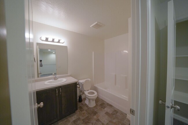 Building Photo - Spacious Townhome for Rent – Prime Location!