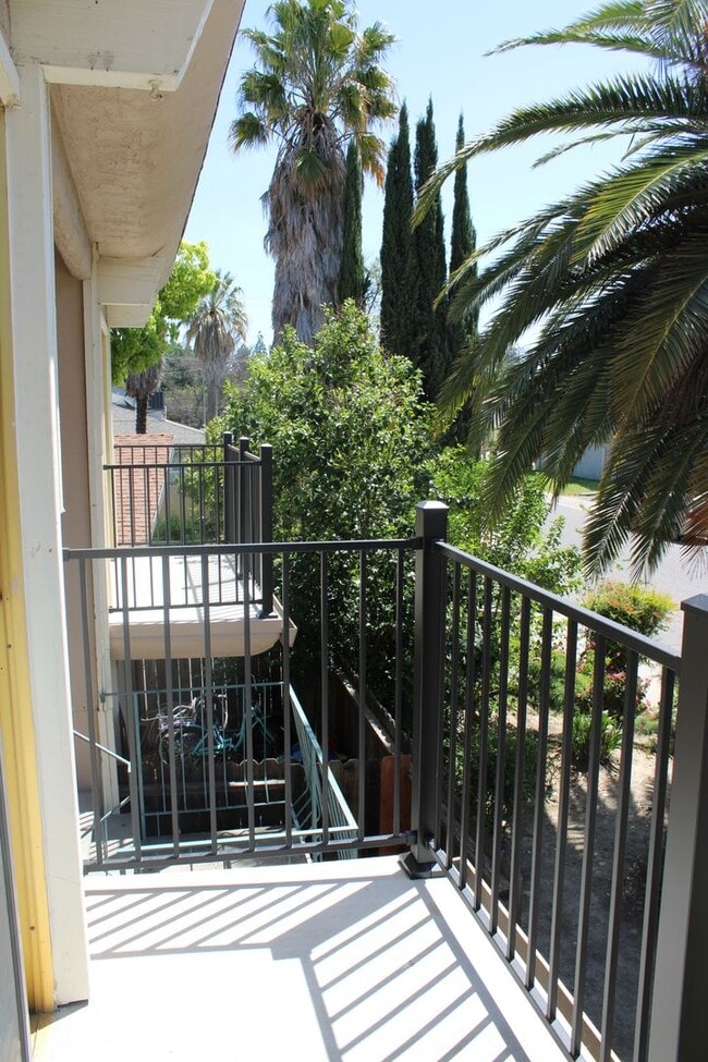 Building Photo - 2213 Roselake Ave