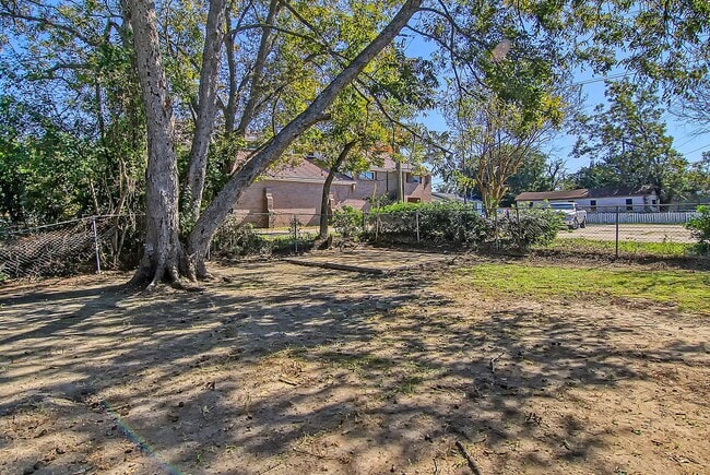 Building Photo - Modern Retreat Minutes from Downtown Charleston