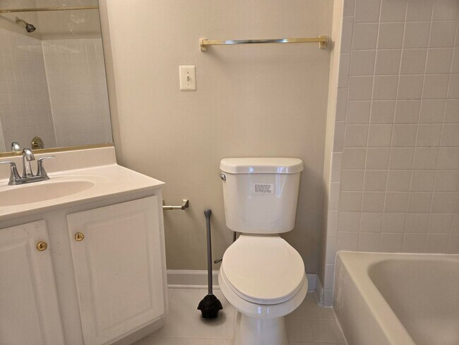 Building Photo - Stunning and Spacious 5 Bed 4 Bath Colonia...