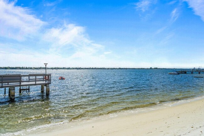 Building Photo - 5600 N Flagler Dr