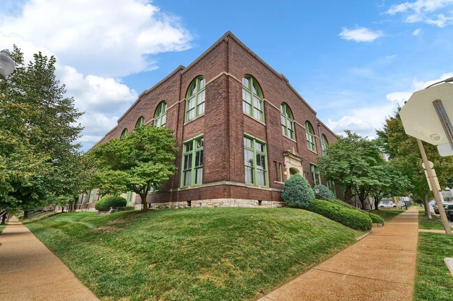 Building Photo - Central West End Monster Loft!!