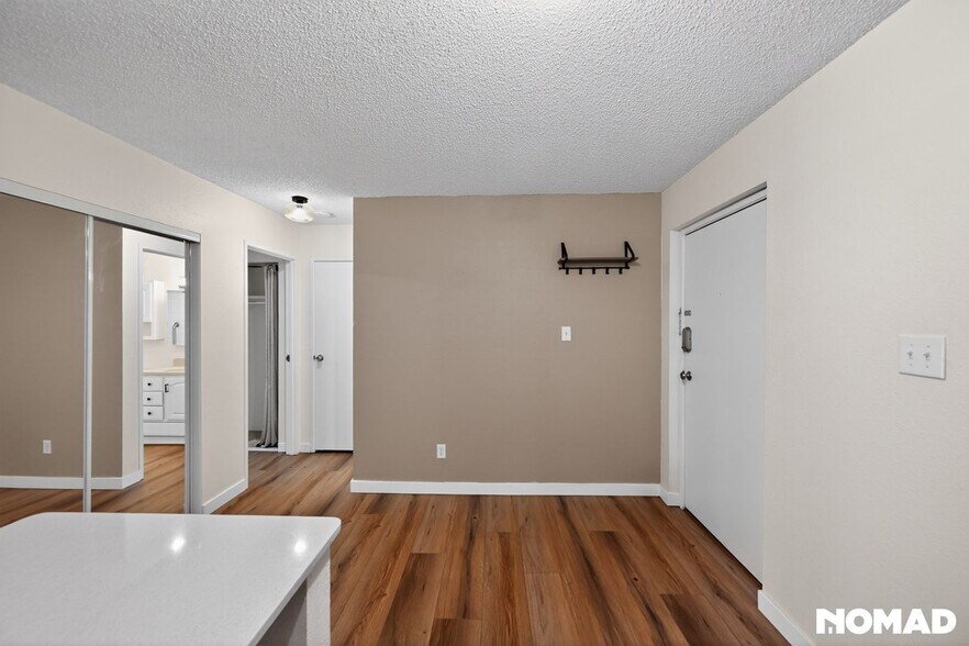 Building Photo - 1250 Golden Cir