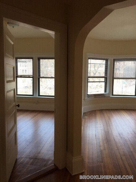 Building Photo - 1463 Beacon St