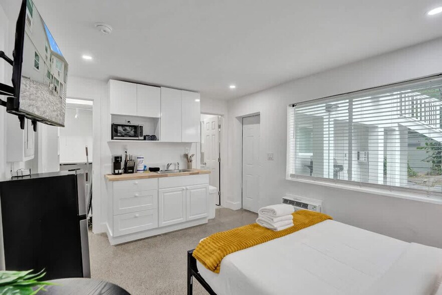 Building Photo - 906 N Riverside Dr