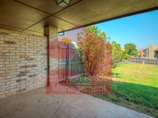 Building Photo - 2707 Silvertree Dr