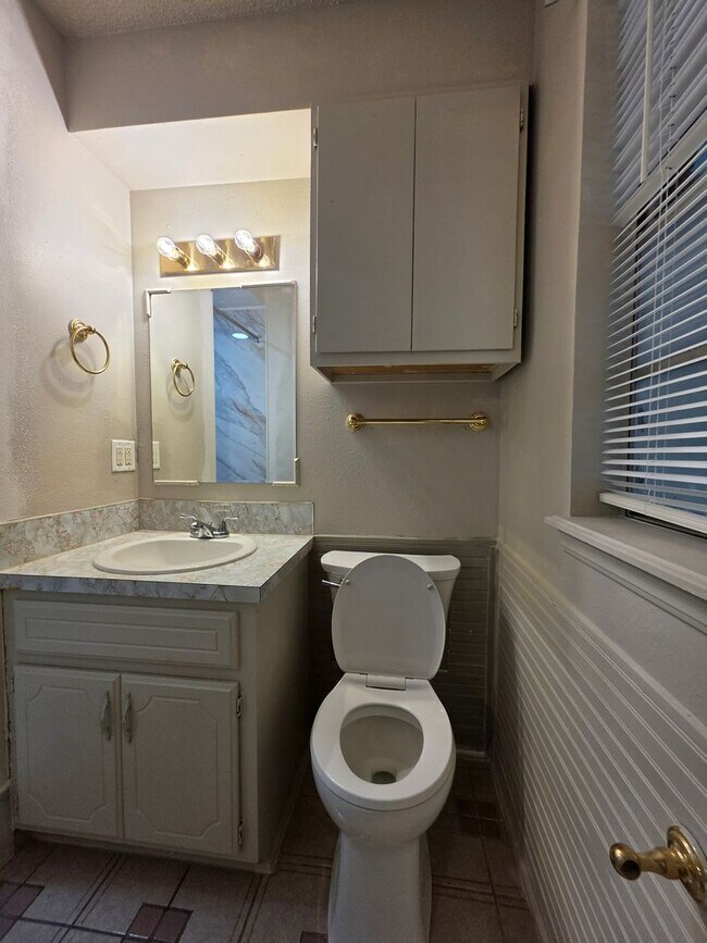 Building Photo - Cute 4 bedroom home in Shawnee