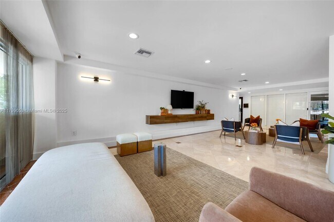 Building Photo - 1455 N Treasure Dr