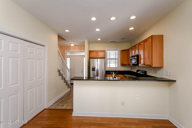 Building Photo - 533 Village Green Dr