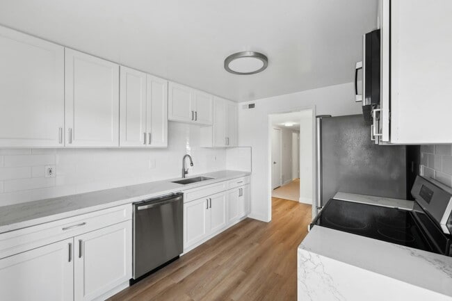 Building Photo - 2038 Paradise Dr