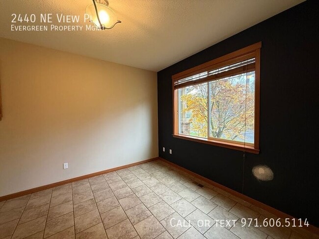 Building Photo - 2440 NE View Pl