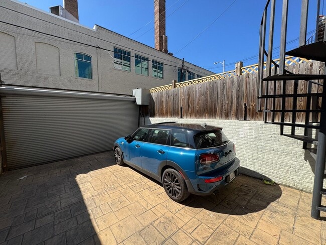 Building Photo - Beautiful 3 Bed 3 Bath Condo with a Roofto...