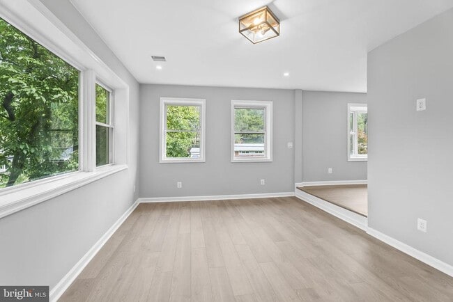 Building Photo - 5822 Brookview Dr