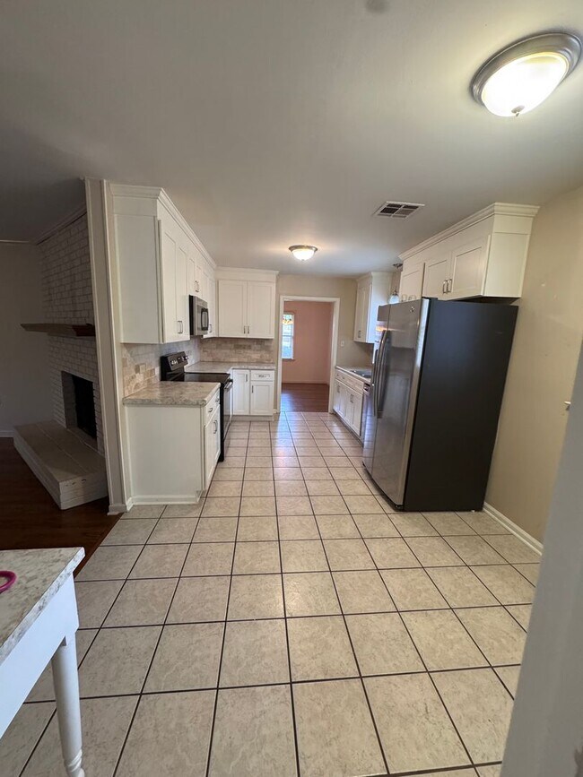 Building Photo - 572 Farmington Rd