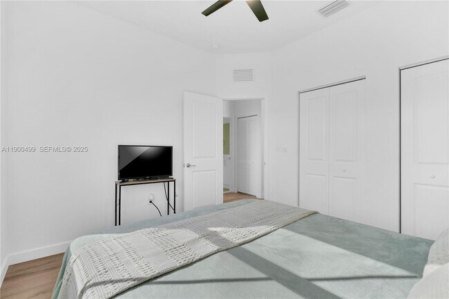 Building Photo - 2444 SE 24th Ave