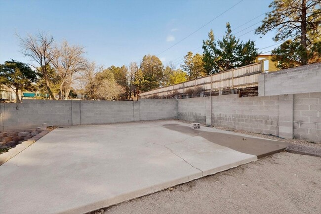 Building Photo - FOUR HILLS Executive Rental 4/5 BD 4/BA