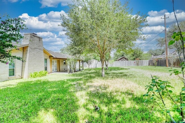 Building Photo - 607 Rosewood Dr