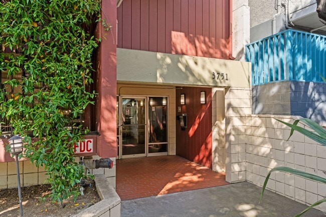 Building Photo - Modern Oakland Living: New Floors, Private Balcony, and Parking