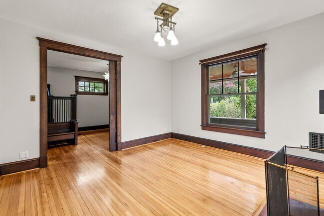 Building Photo - 4 Bed 3.5 bath - Kensington Victorian - Mo...