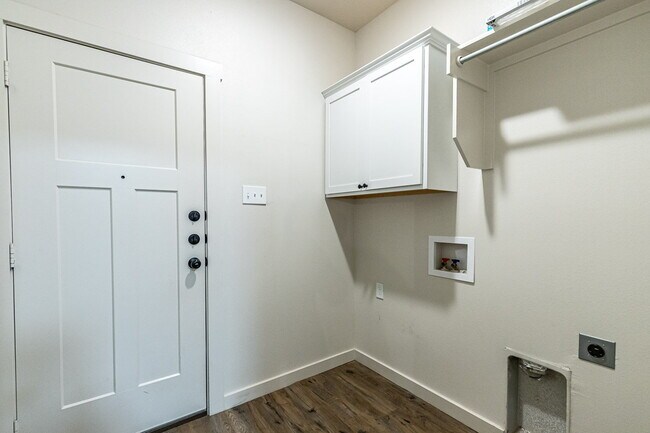 Building Photo - Half off first full month's rent! Zero Dep...