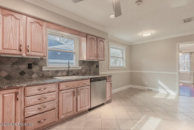 Building Photo - 1549 Montrose Ave E