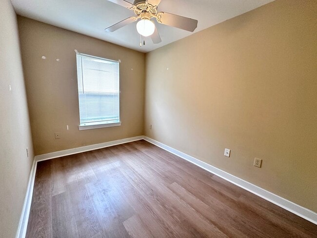 Building Photo - Adorable 3B/2.5B Unfurnished Townhome located in Twin Lakes Neighborhood!