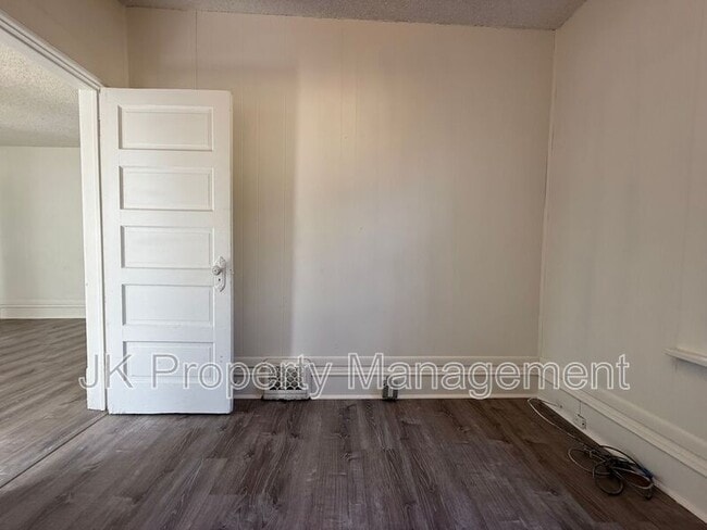 Building Photo - 911 5th Ave N