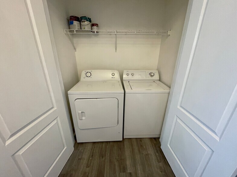 Building Photo - Room in Condo on Crossing Pl