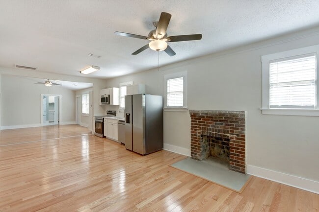 Building Photo - Renovated Three Bedroom, Two Bathroom Sing...