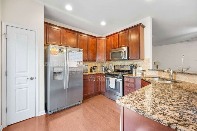 Building Photo - 2452 Royal York Ave