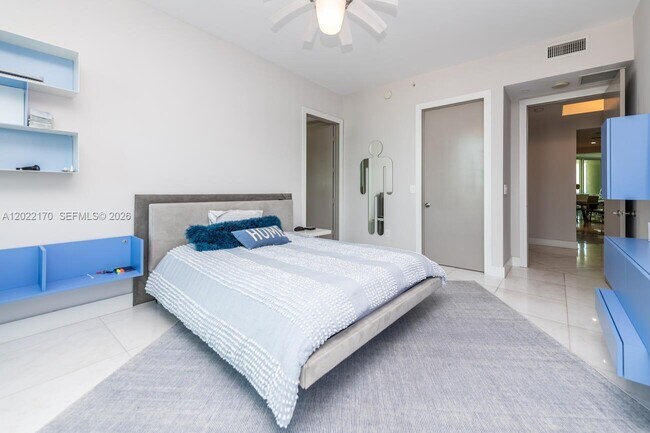 Building Photo - 16051 Collins Ave