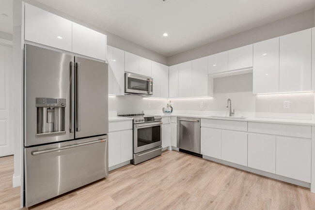 Building Photo - 41 SW Seminole St