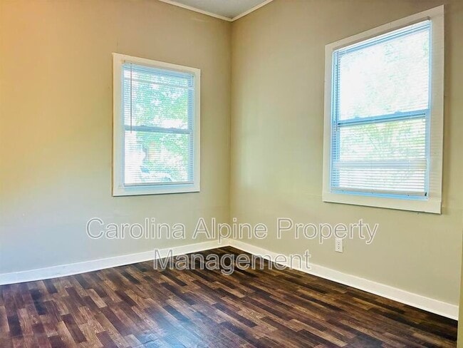 Building Photo - 104 Miller St