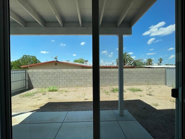 Building Photo - 2809 N Fair Oaks Ave