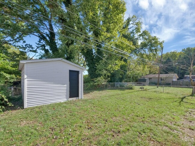 Building Photo - 452 Stella Ave