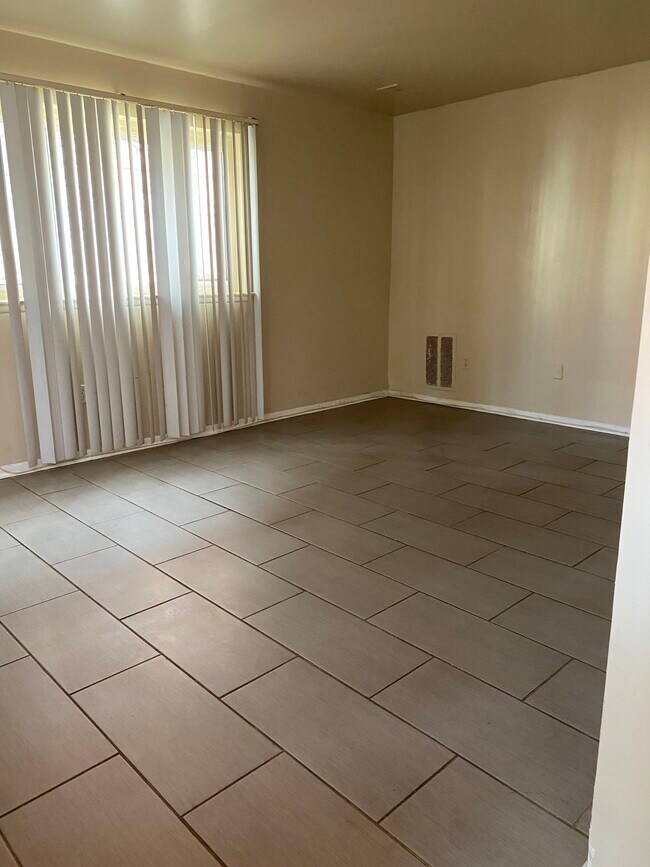 Livingroom - 4101 Gault Plz NE