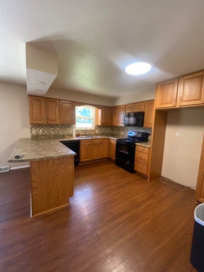 Building Photo - 1002 Glenn Dr